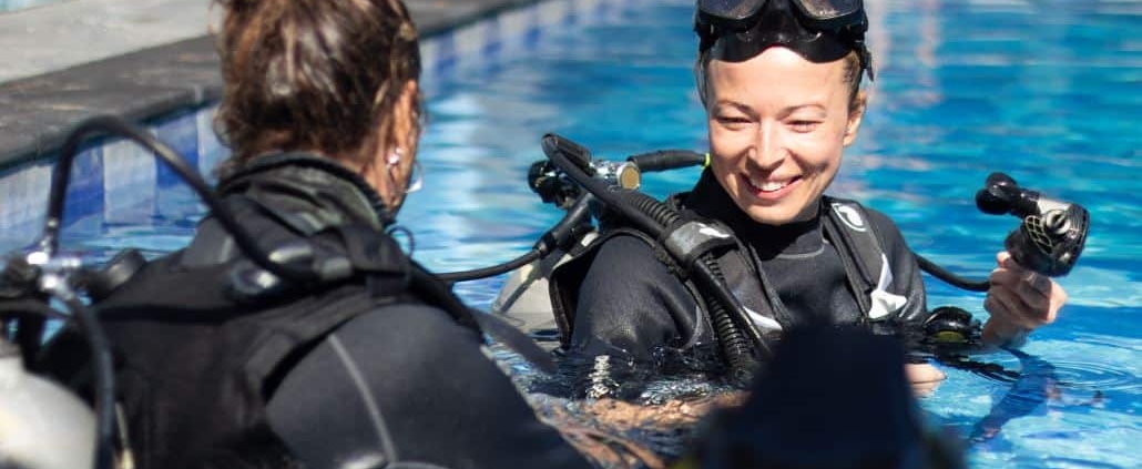 zwei Scubataucher im Pool