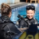 zwei Scubataucher im Pool